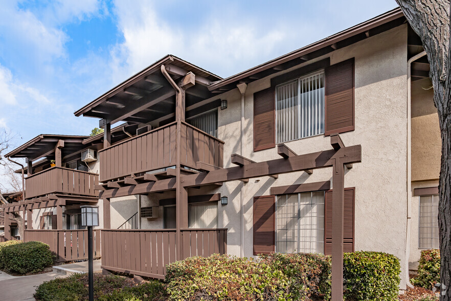 Primary Photo - Country Hills Apartment Homes