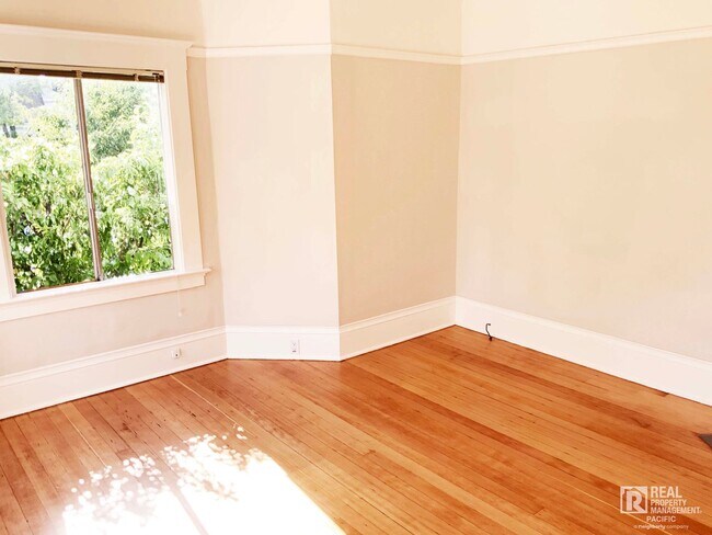 Building Photo - Spacious 4 Bedroom / 1.5 Bath near UC Campus