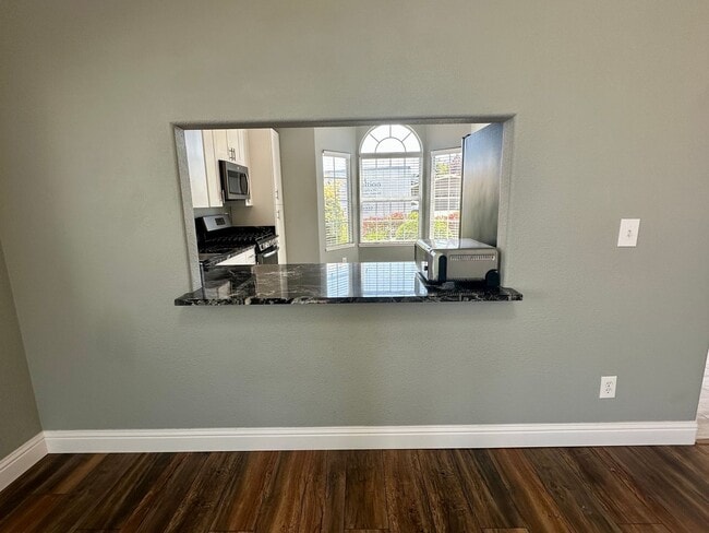 Building Photo - Bright & Spacious 3 Bed / 2 Bath - Gorgeou...