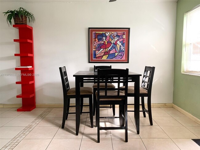 Building Photo - 1104 N 17th Ct