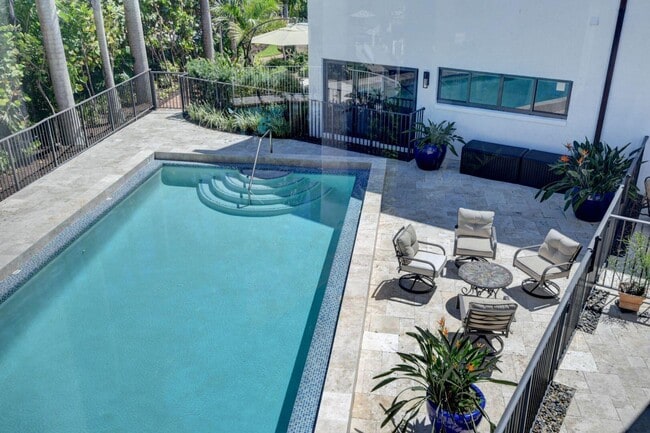 Building Photo - 1121 Bel Air Dr