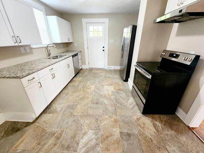 Building Photo - 3 Bed/2 Bath House Located in Suncrest Lawncare included - Available NOW