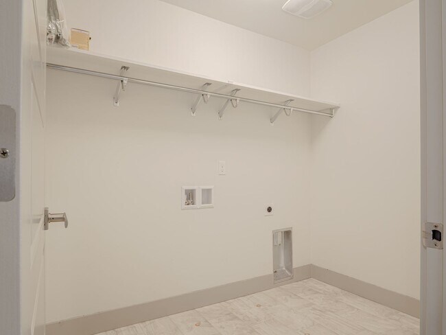 Building Photo - Stunning Ten Trails Home for Rent! 5 bedro...