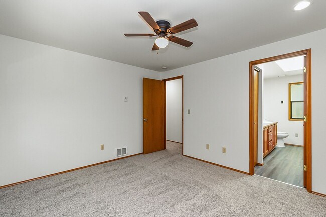 Building Photo - Home on Acreage with Mountain views