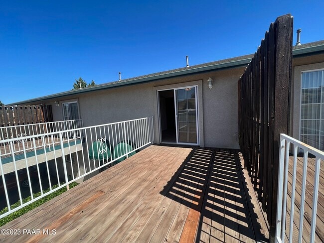 Building Photo - 9615 E Lakeshore Dr