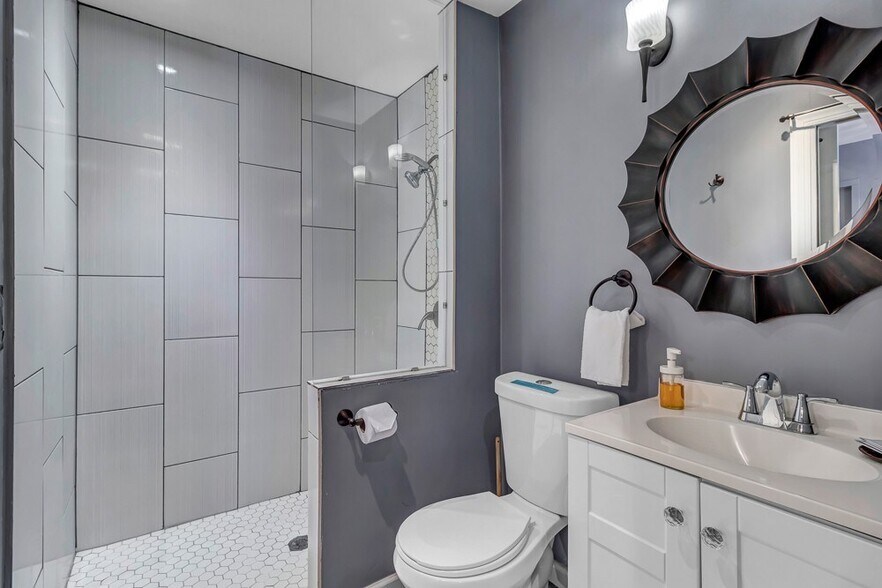 Building Photo - 1850 N Laura St