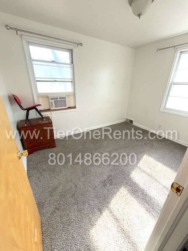 Building Photo - Move-in special: $500 off First months rent