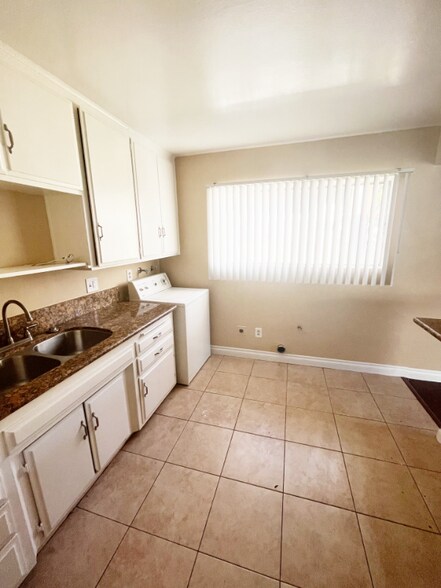 Building Photo - 835 S Oaks Ave