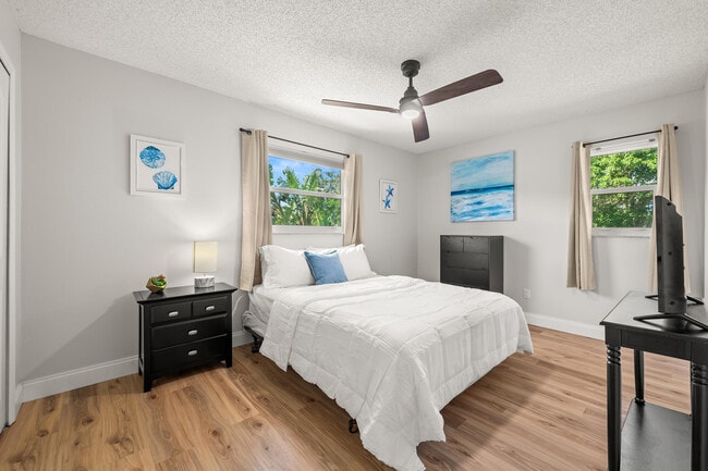 Building Photo - 762 SE River Ln