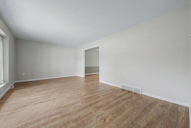 Building Photo - "Spacious 4-Bedroom Oasis with 4 Full Baths in Prime Englewood Location – 3306 Sq. Ft. of Comfort...