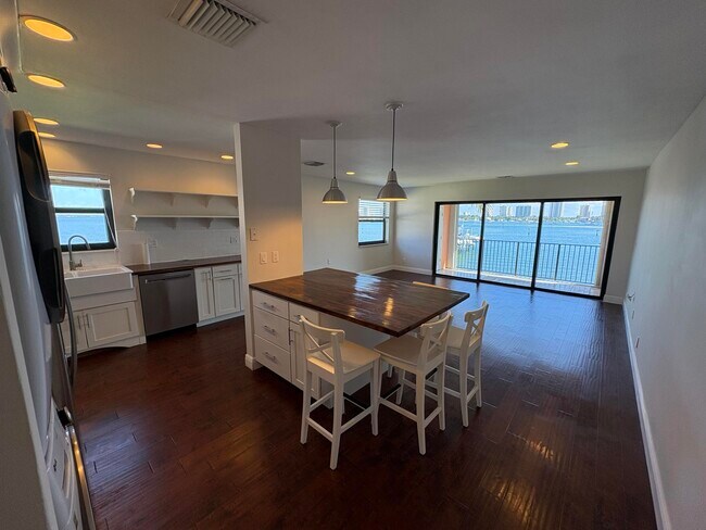 Building Photo - 360 Wilma Cir