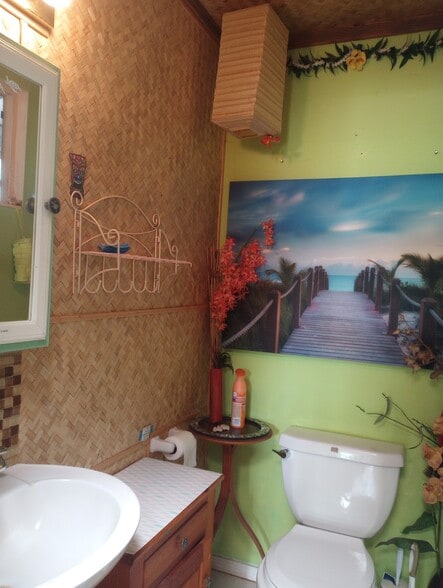 Bathroom SHARED w/1 other Tenant - 281 Kaikea St