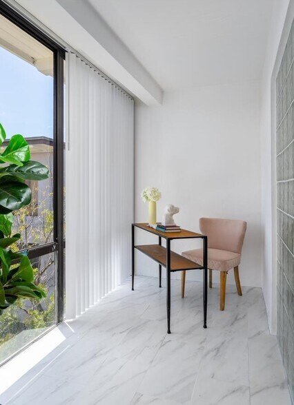 Building Photo - 6 Commodore Dr