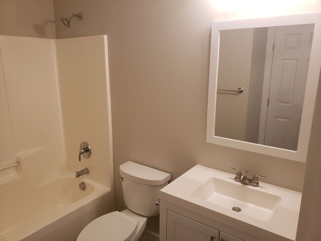 Building Photo - Lovely 2 bedroom 2 bath unfurnished home located in the Pine Ridge Community - Holly Ridge