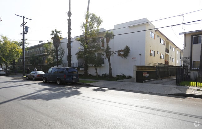 Building Photo - Royal Wyandotte Apartments