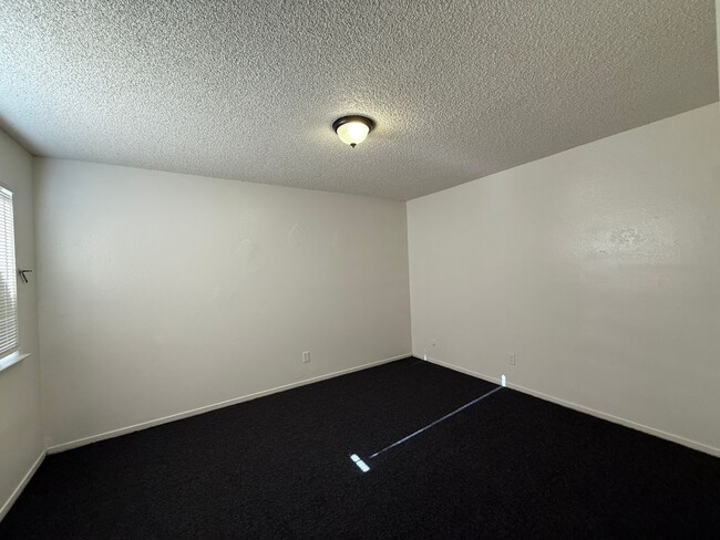 Building Photo - Downstairs 2 bedroom, 1 bathroom condo loc...