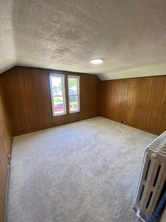 Building Photo - 452 W 10th Ave