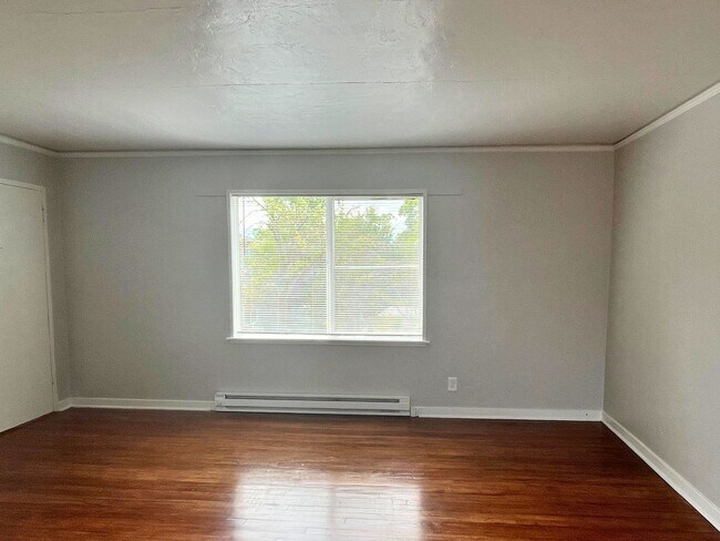 Building Photo - (UNM)  2 bed/1 bath Apartment