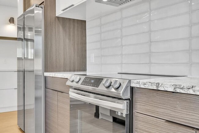 Building Photo - Completely Remodeled 6 bedroom/4 bath Home with New Pool