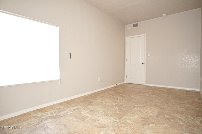 Building Photo - 2862 Grant Ave