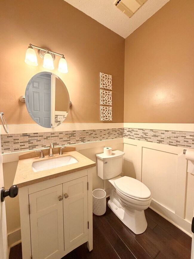 Building Photo - 1402 E Rhett Butler Rd