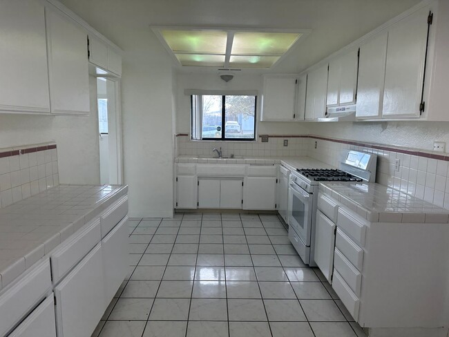 Building Photo - 3+2 In Golden Hills East +Garage!