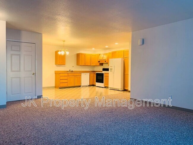 Building Photo - 1613 Sand Ct