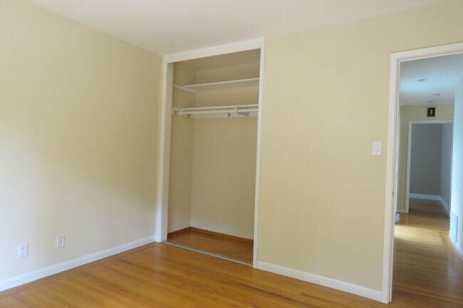 Building Photo - 49 Dellbrook Ave
