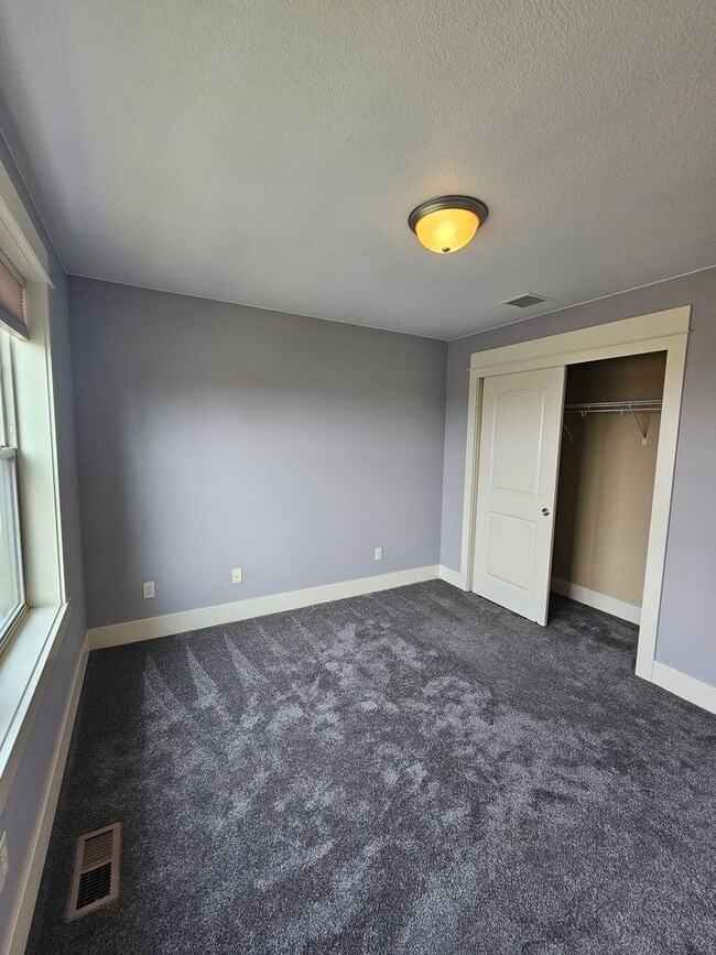 Building Photo - 1082 SE Yarrow Ave