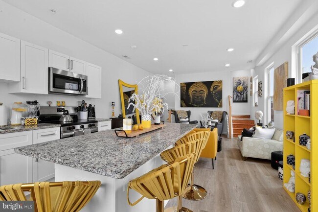 Building Photo - 2352 W Thompson St