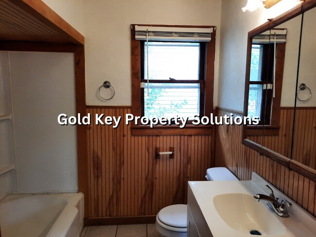 Building Photo - COMING SOON! 3 BR 1 BA House with Garage a...