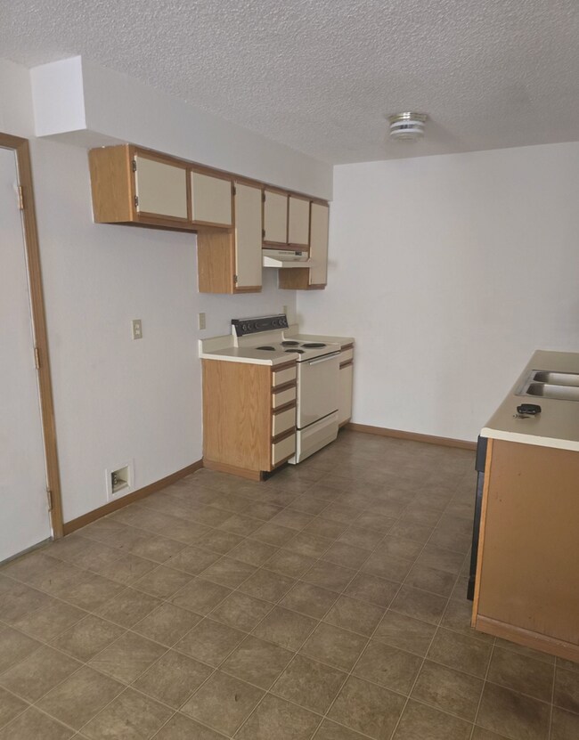 Building Photo - Great 3 Bed 2 Bath 2 Car Garage Flat Duplex- Pets ok!