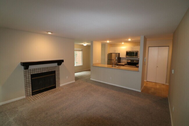 Primary Photo - Spacious 1 Bed 1 Bath Corner Unit in North...
