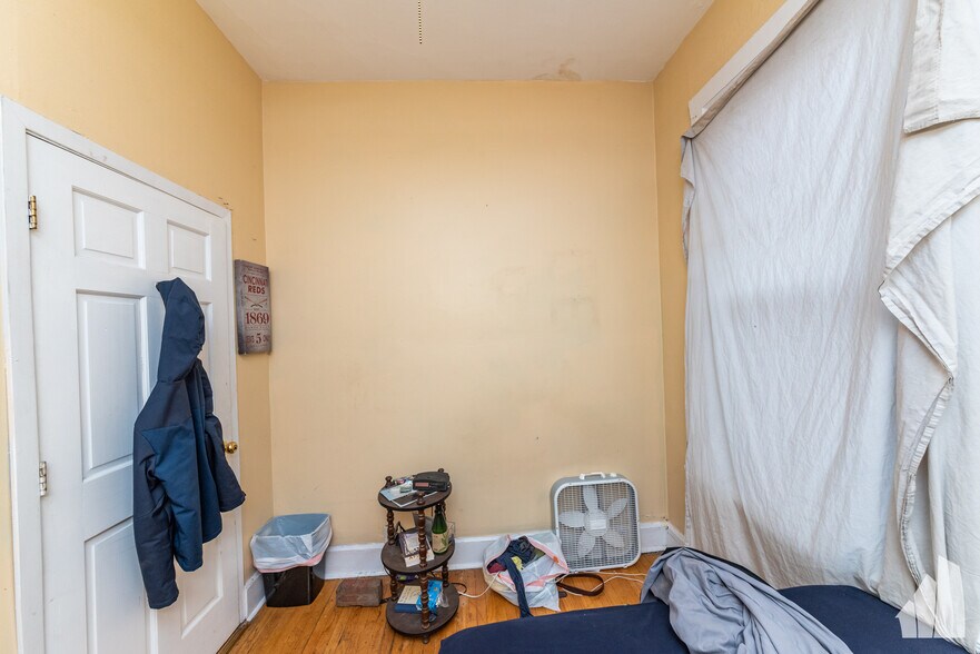 Building Photo - 2057 W Roscoe St