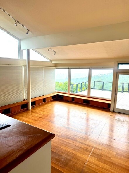 Living room with door to deck - 2158 Halekoa Dr