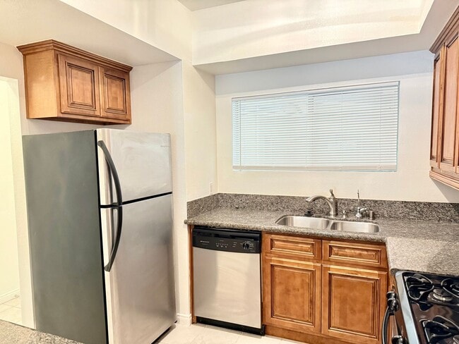 Building Photo - One Bedroom Condo in Montrose/Glendale