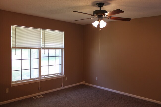 Building Photo - AVAILABLE NOW! Beautiful 3 Bedroom Home in...