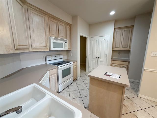 Building Photo - 708 Nandina Way