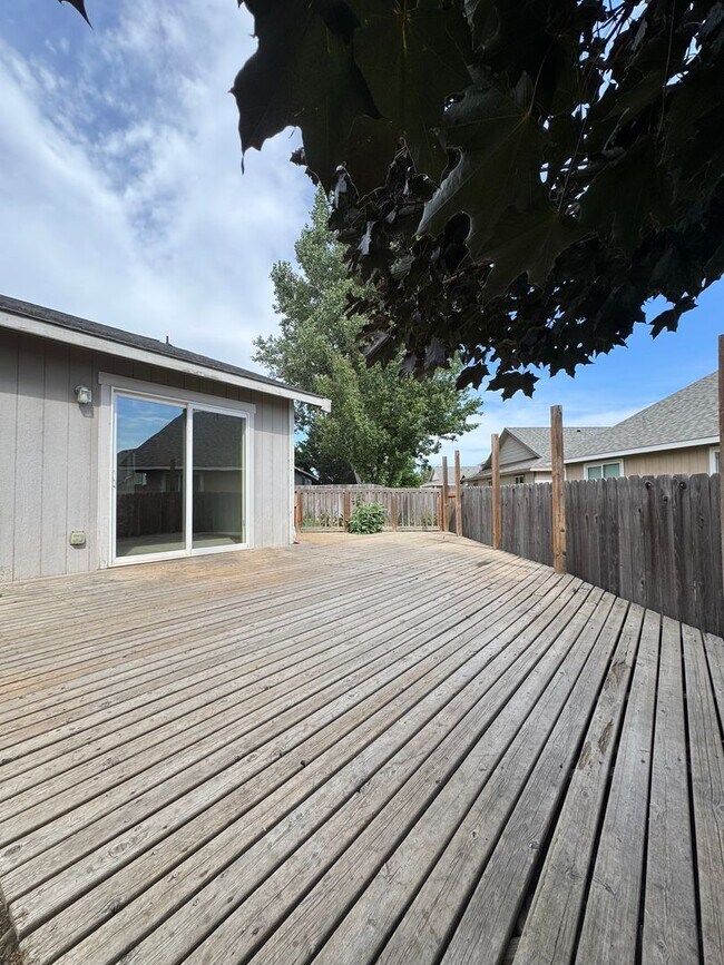 Building Photo - Spacious 4-Bedroom Home for Lease in Cul-d...