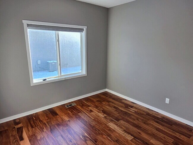 Building Photo - 482 NE Westgate Dr