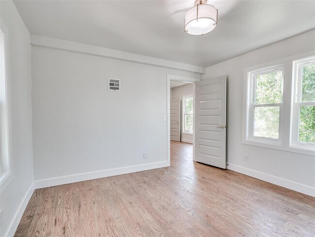Building Photo - 801 N Ash St
