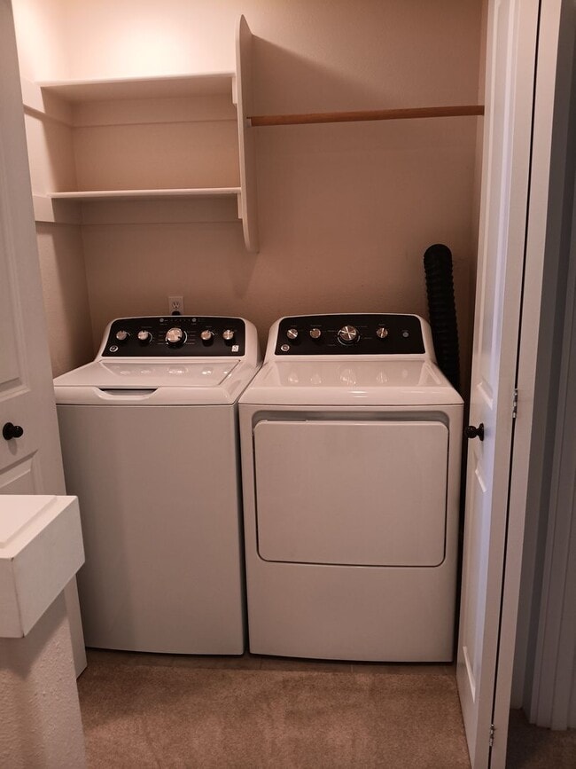 Building Photo - Beautiful Townhouse in West Salem is Ready For You!