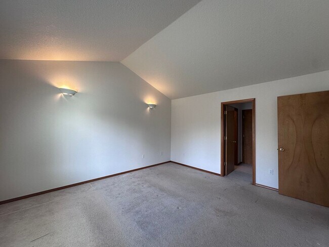Building Photo - Welcome to this spacious and inviting single-family home w/fully fenced backyard! New Carpet Inst...