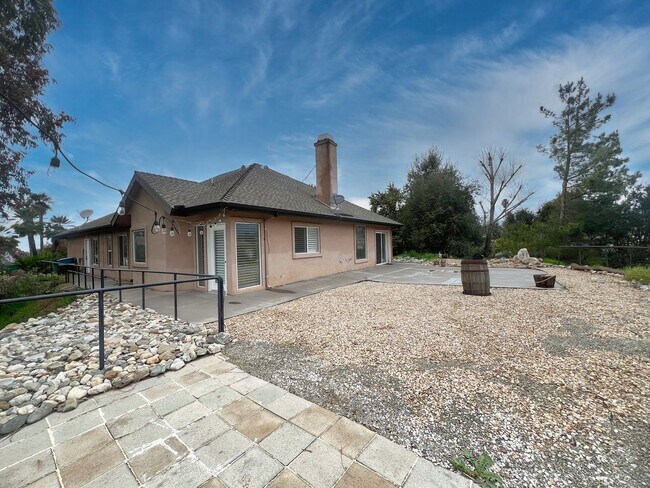 Building Photo - Spacious Single Story 3-Bedroom Home Beaut...