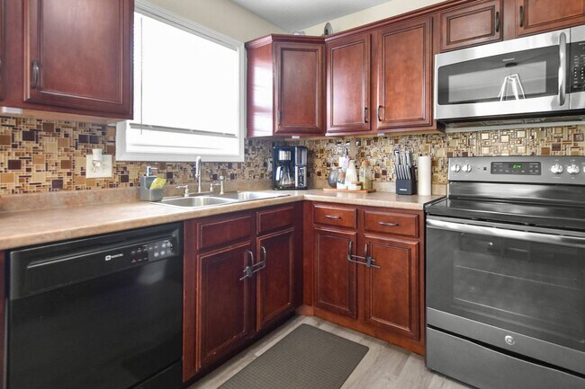 Building Photo - Pet Friendly Three Bedroom!