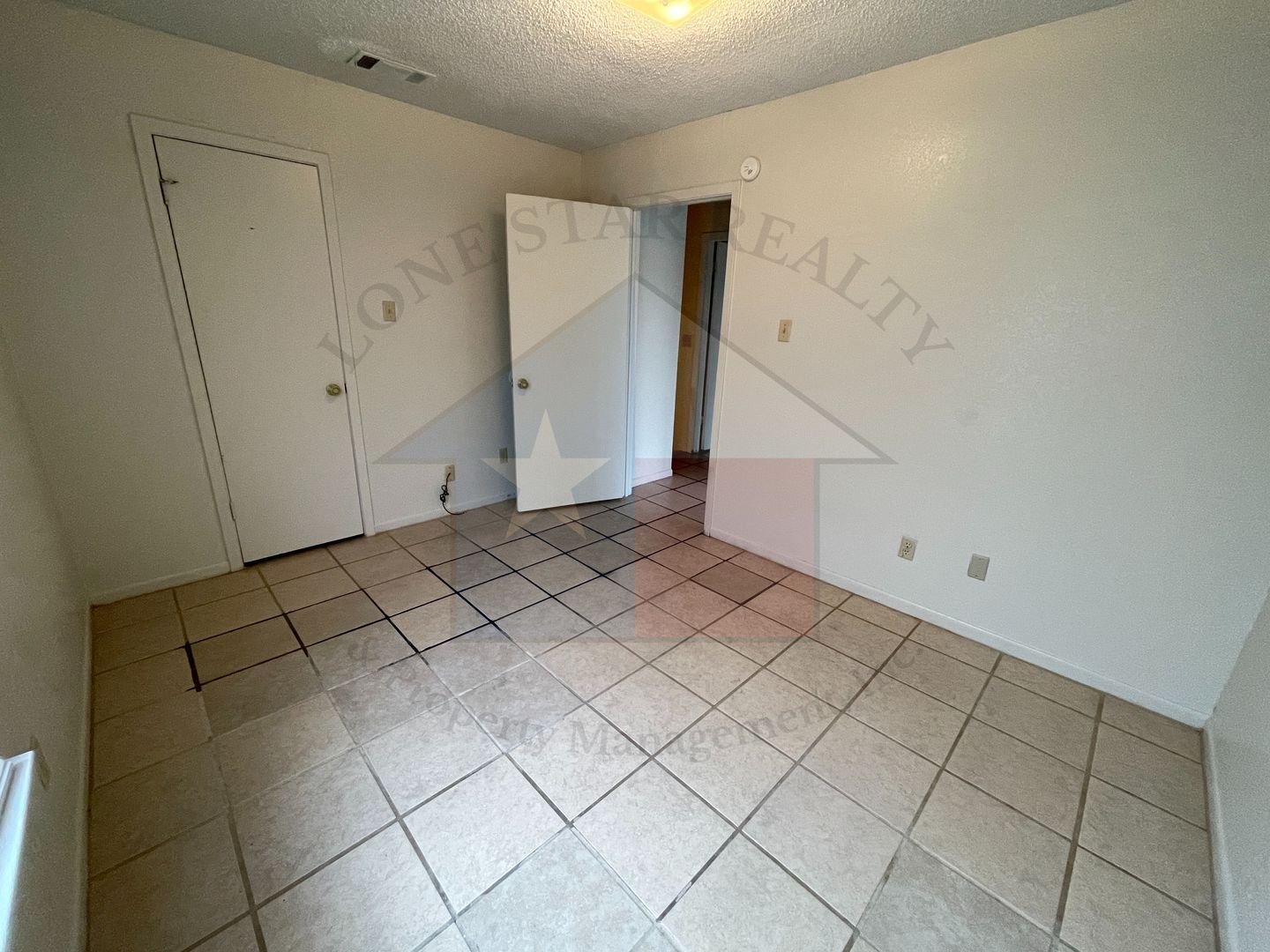 Building Photo - 3001 Lake Rd