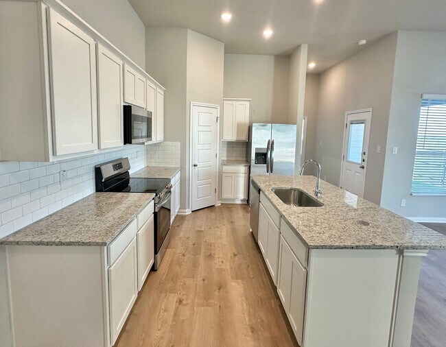 Building Photo - Luxury 3-Bed, 2-Bath in Emma Park!