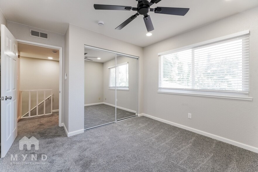 Building Photo - 905 Carro Dr