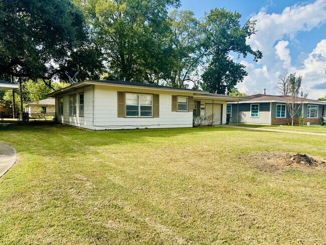 Building Photo - 5625 Shivers Dr