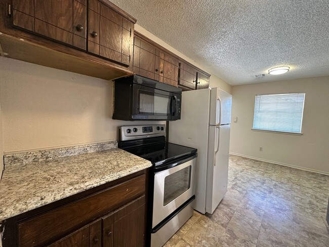 Building Photo - 3-bed 1.5-bath Rental Home Available in No...